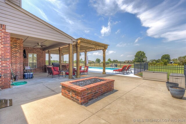 view of patio featuring ceiling fan and a pergola