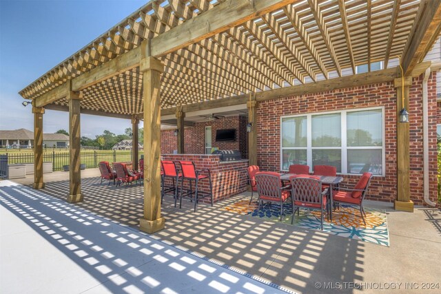 view of patio with a pergola and ceiling fan