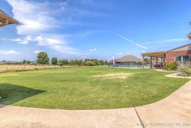 view of yard featuring a pergola