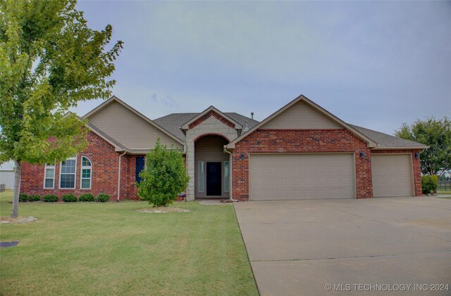 view of front of property featuring a garage and a front yard