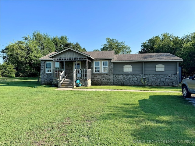 view of front of property featuring a front lawn