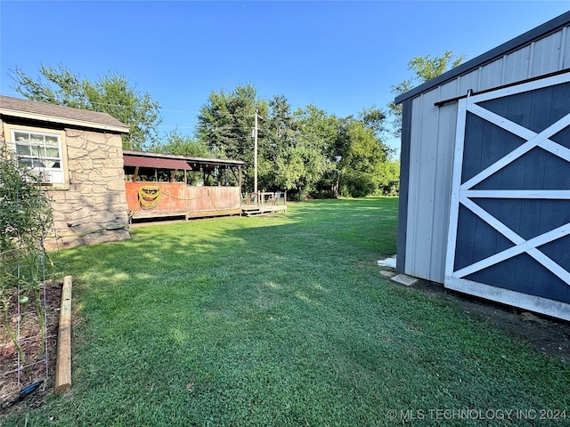 view of yard featuring a shed