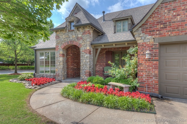 view of front of property featuring a garage