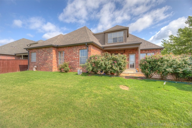 view of front of home featuring a front yard