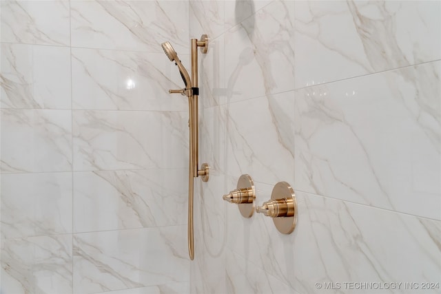 interior details with a tile shower