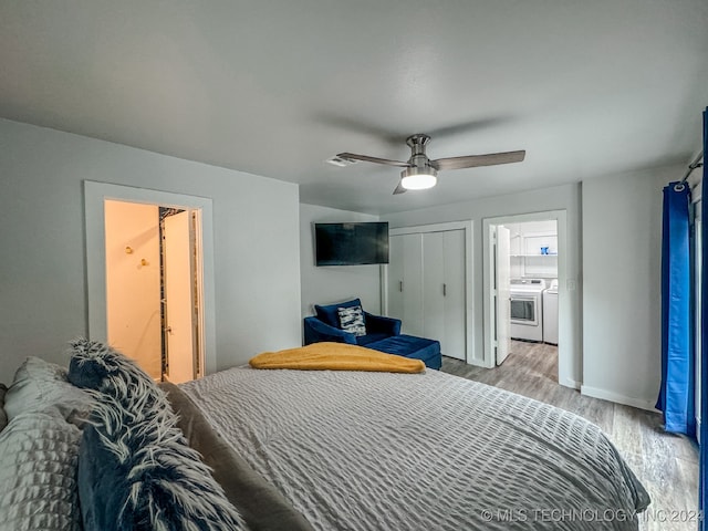 bedroom with washing machine and clothes dryer, connected bathroom, hardwood / wood-style flooring, and ceiling fan