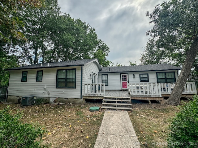 view of front facade featuring central AC unit, a deck, and a front lawn