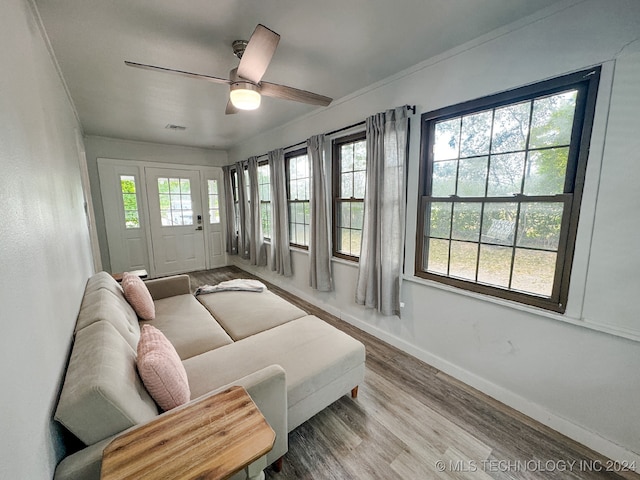 sunroom with ceiling fan