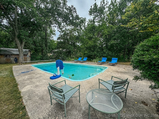 view of swimming pool featuring a patio