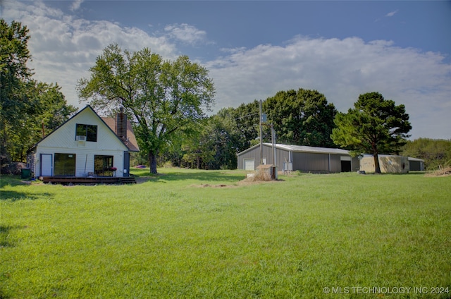 view of yard featuring an outdoor structure