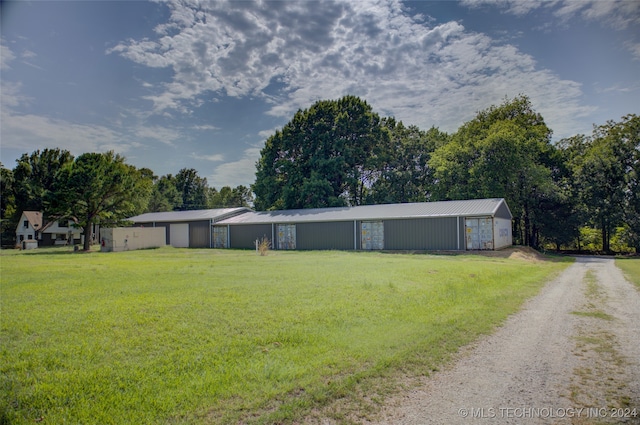 view of front facade featuring a front lawn