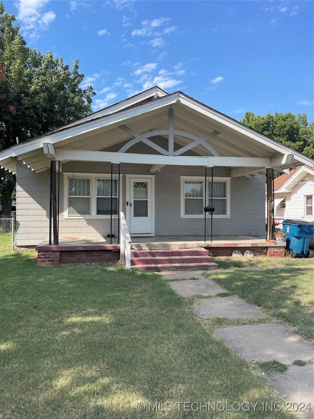 742 E Oak St, Cushing, OK 74023 - bungalow featuring covered porch and a front lawn