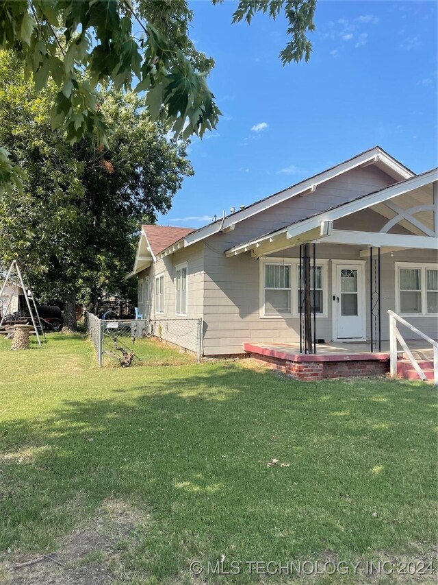 view of front facade with covered porch and a front yard