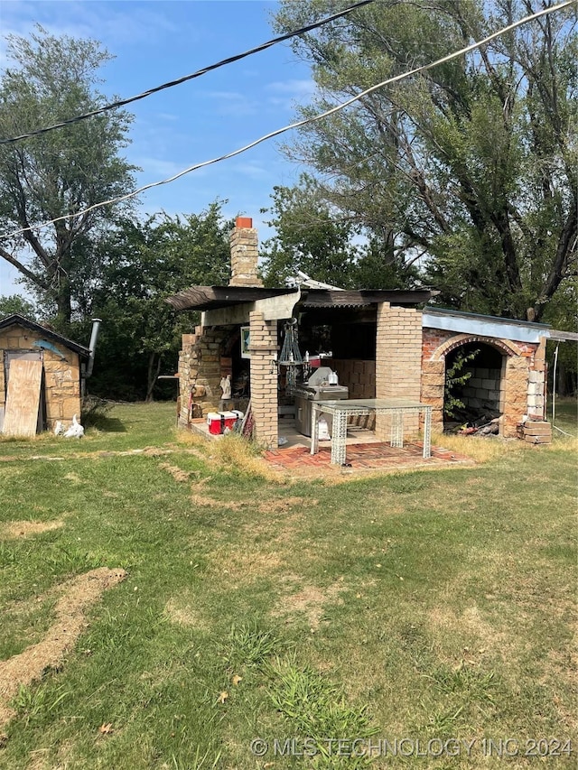 view of yard featuring an outbuilding