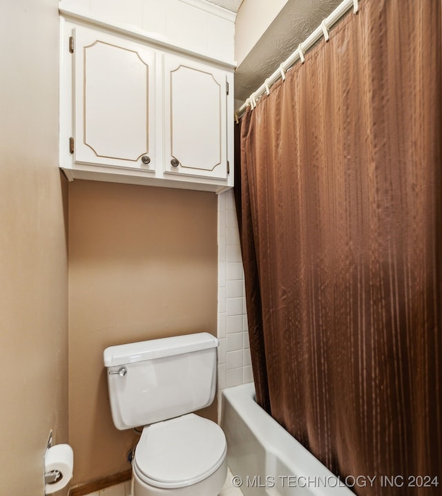 bathroom featuring shower / bath combo with shower curtain and toilet