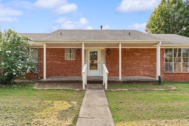 view of front of property featuring a front yard and covered porch