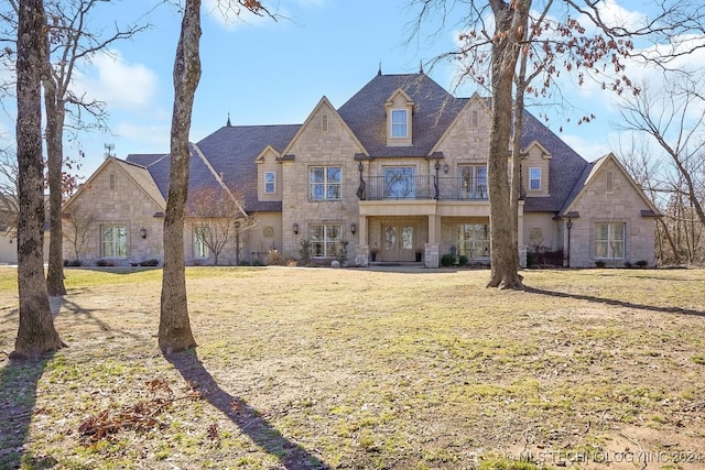 view of front of property featuring a front yard