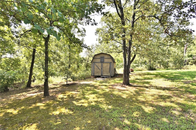 view of yard featuring an outbuilding and a storage shed