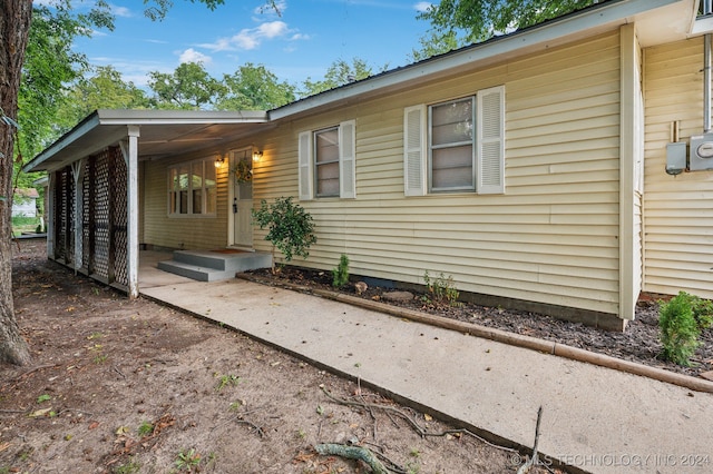 view of front of property featuring a carport