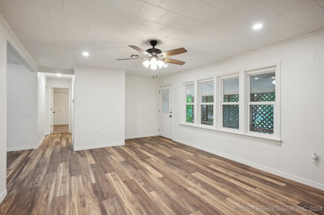 spare room with dark wood-type flooring and ceiling fan