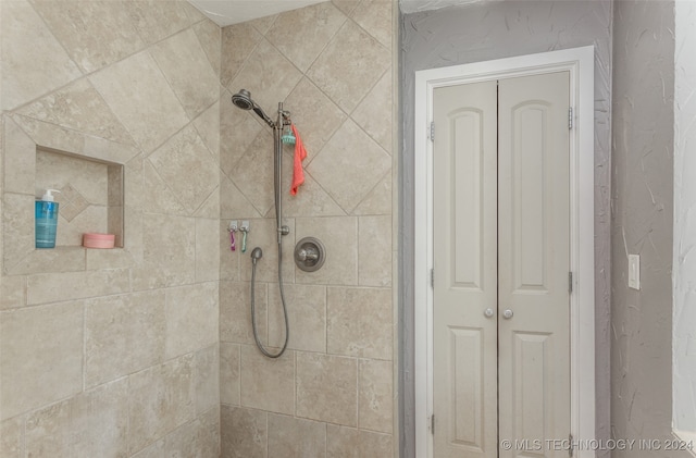 bathroom featuring a tile shower