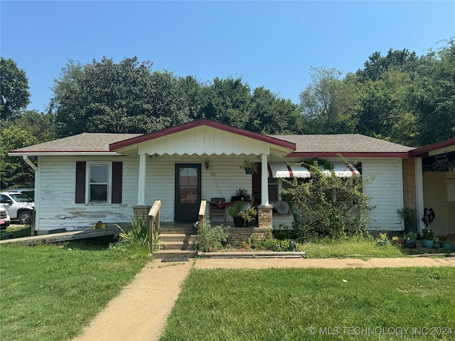 view of front of property with a front lawn