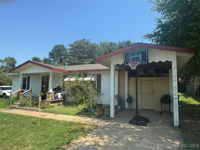 view of front of home with a front lawn