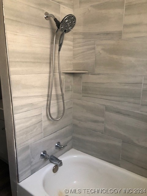 bathroom featuring tiled shower / bath combo