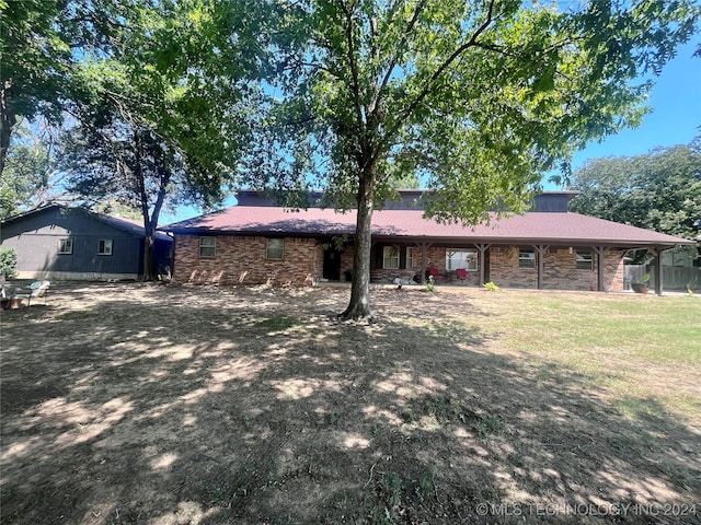 view of front of house featuring a front yard