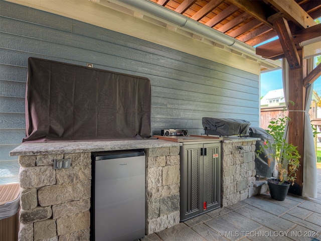 view of patio / terrace featuring an outdoor kitchen