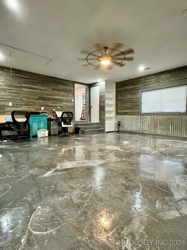 garage featuring ceiling fan