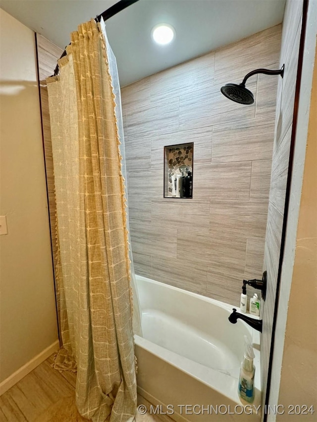 114399 Oak Rd, Eufaula, OK 74432 - bathroom featuring shower / tub combo and baseboards