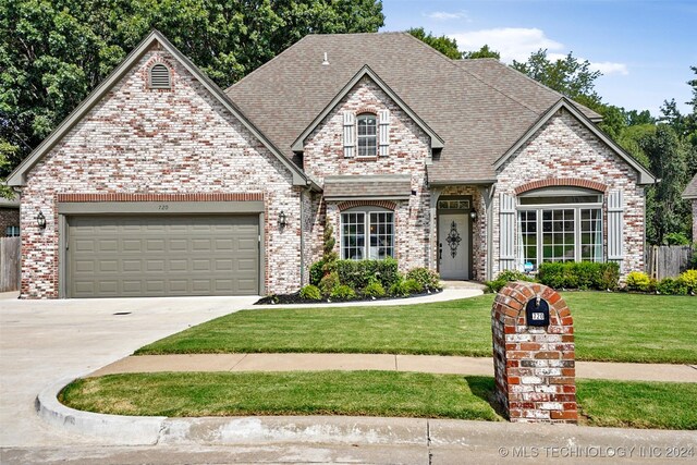 view of front of home featuring a garage and a front yard