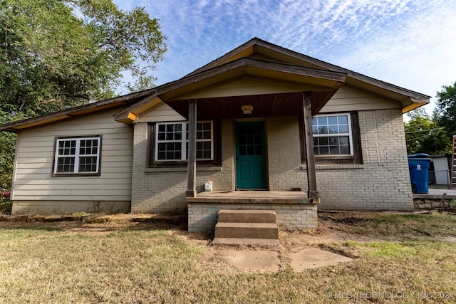 view of front of house with a front lawn