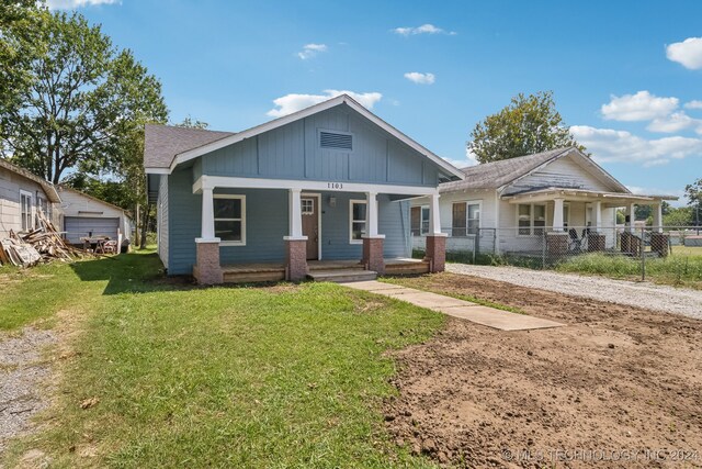 view of front facade featuring a front lawn and covered porch