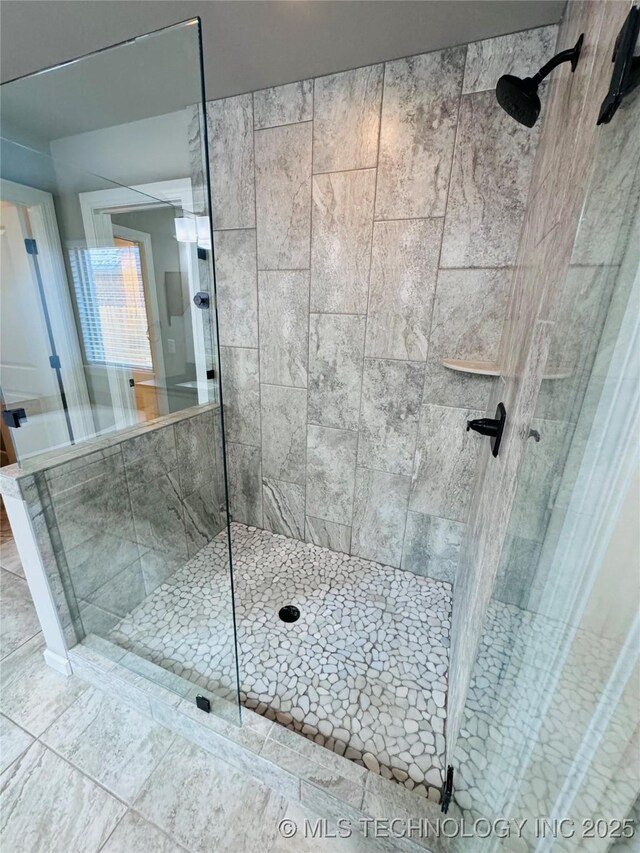 bathroom featuring tiled shower