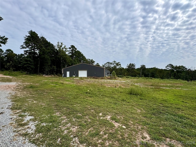 view of yard featuring a rural view