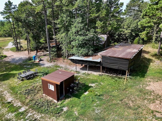 view of yard featuring an outbuilding