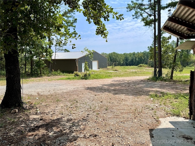 view of yard with an outbuilding