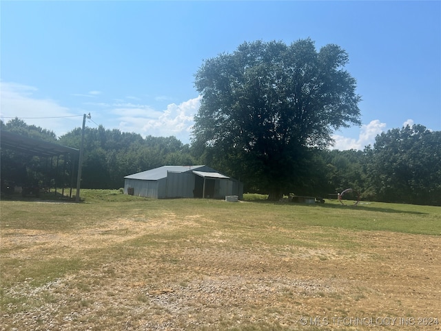 view of yard with an outdoor structure