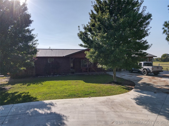 view of front of property with a front yard