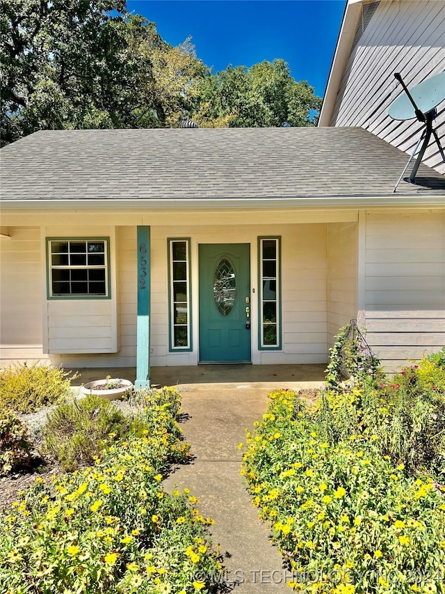 entrance to property featuring a porch