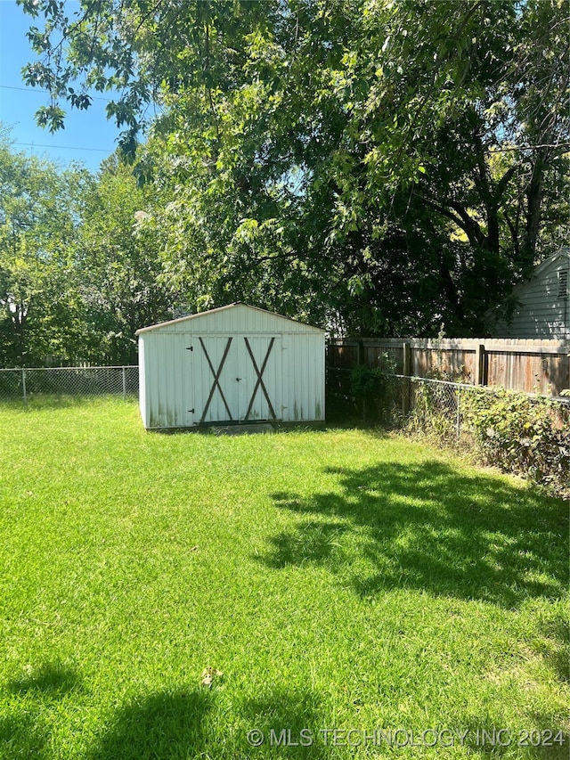 view of yard with a shed