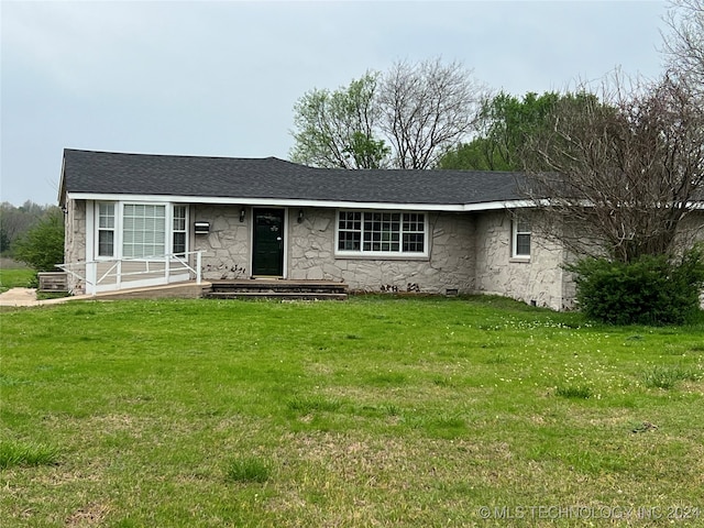 ranch-style home featuring a front lawn