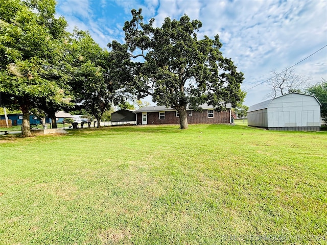 view of yard featuring a storage shed