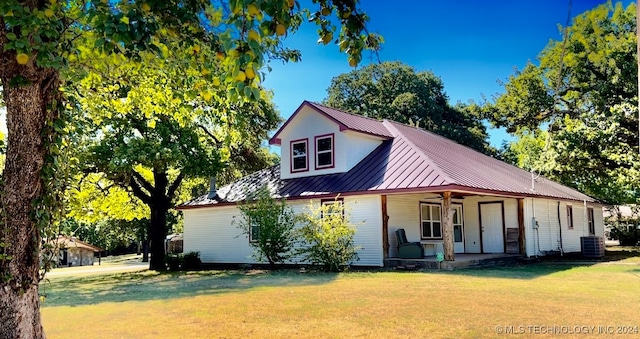 view of front of home with a front lawn and covered porch