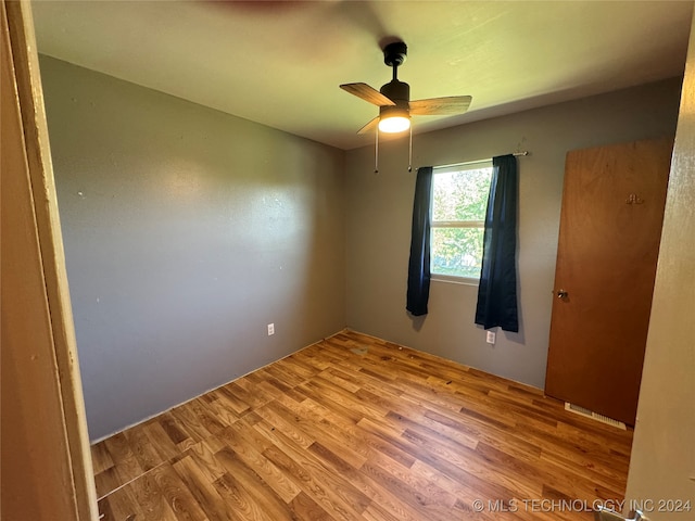 unfurnished room with wood-type flooring and ceiling fan