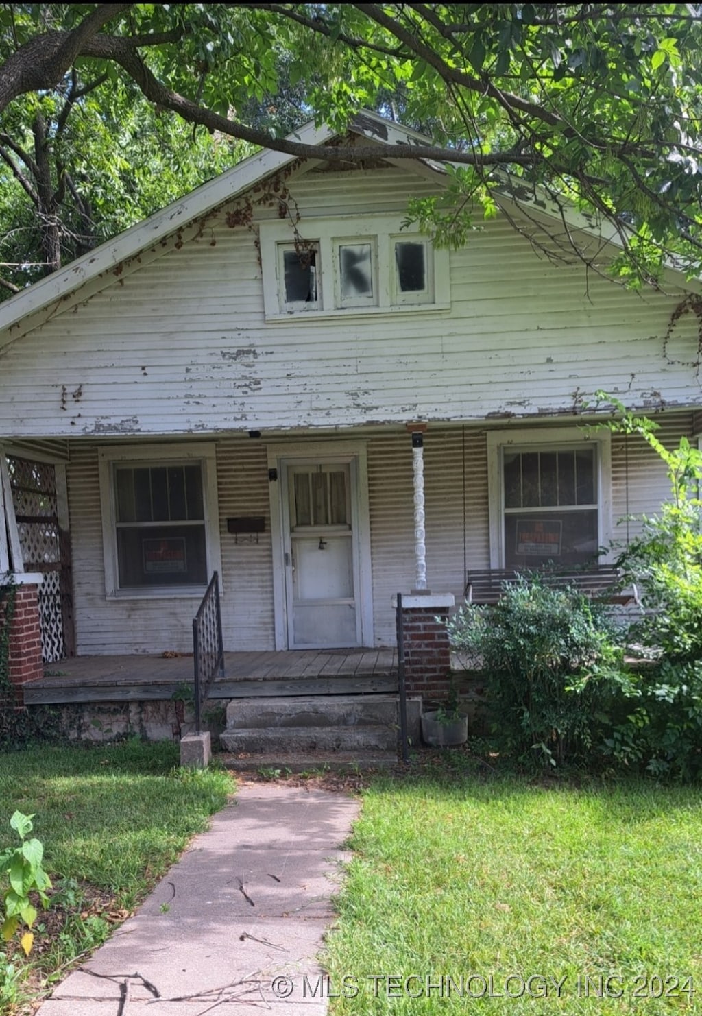 view of front facade with a porch and a front lawn