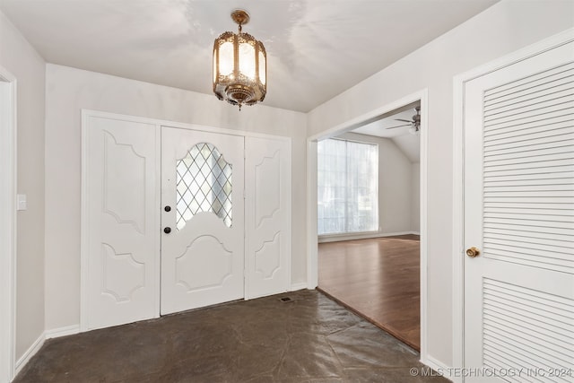 foyer entrance featuring dark wood-type flooring and ceiling fan