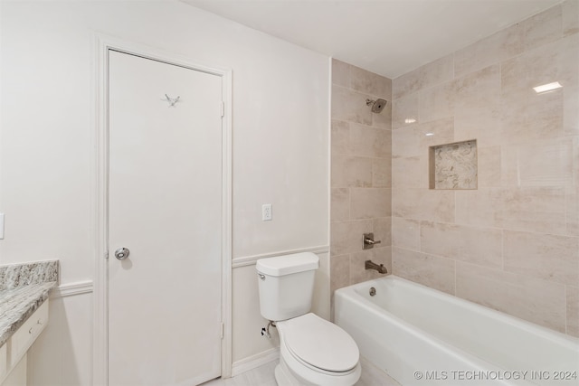 bathroom with tiled shower / bath and toilet